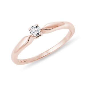 Klasický zásnubní prsten z růžového zlata s briliantem KLENOTA