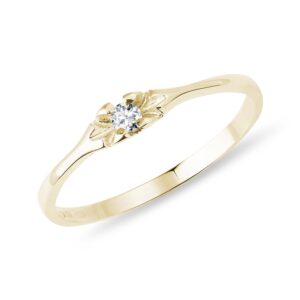 Tenký zlatý prsten s jedním briliantem KLENOTA