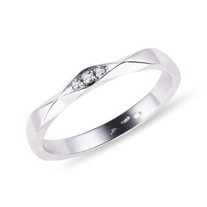 Originální snubní prsten z bílého zlata s diamanty KLENOTA
