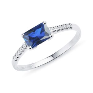 Prsten s modrým safírem a diamanty v bílém zlatě KLENOTA