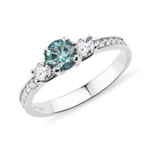 Prsten s modrým a bílými diamanty v bílém zlatě KLENOTA