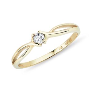 Jemný zlatý prsten s briliantem