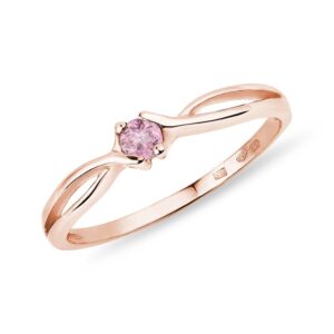 Zlatý prsten s růžovým safírem