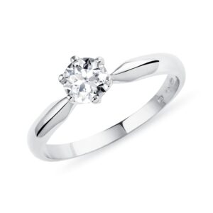 Klasický zásnubní prsten v bílém zlatě s diamantem KLENOTA