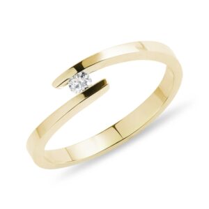 Minimalistický zlatý prsten do spirály s diamantem KLENOTA