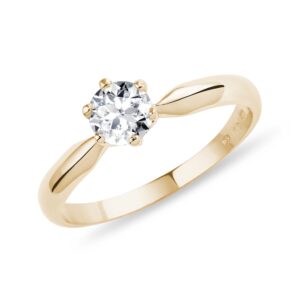 Klasický zásnubní prsten ve zlatě s briliantem KLENOTA