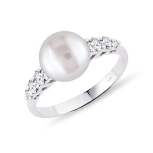 Prsten z bílého zlata s perlou a diamanty KLENOTA