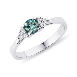 Prsten s modrým a čirými diamanty v bílém zlatě KLENOTA