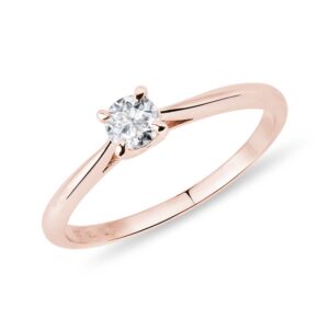 Jemný prsten v růžovém zlatě s briliantem KLENOTA