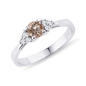 Prsten s champagne diamantem v bílém zlatě KLENOTA