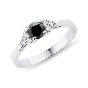 Prsten s černým a čirými diamanty v bílém zlatě KLENOTA