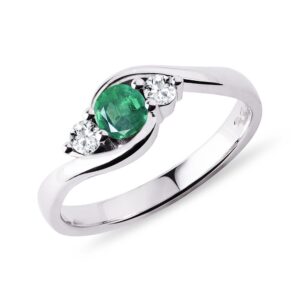 Prsten se smaragdem a diamanty v bílém 14k zlatě KLENOTA