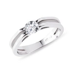 Výrazný prsten z bílého zlata s 0,35ct diamantem KLENOTA