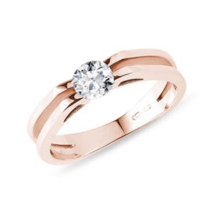 Výrazný prsten z růžového zlata s 0,35ct diamantem KLENOTA