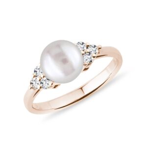 Prsten se sladkovodní perlou a brilianty v růžovém zlatě