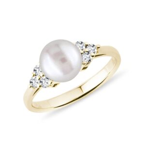 Zlatý prsten se sladkovodní perlou a brilianty KLENOTA