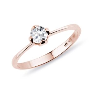 Jednoduchý prstýnek z růžového zlata s diamantem KLENOTA