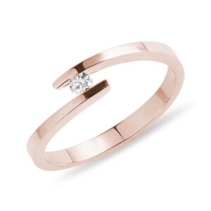 Asymetrický prsten s briliantem v růžovém zlatě KLENOTA