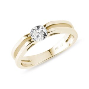 Výrazný prsten ze žlutého zlata s diamantem KLENOTA