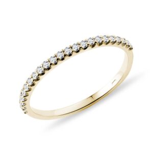 Jemný zlatý snubní prsten s diamanty KLENOTA