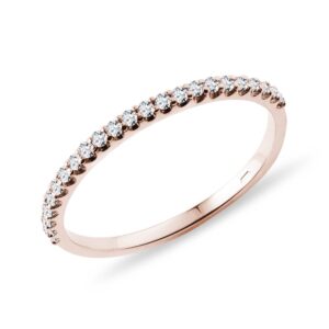 Jemný snubní prsten s diamanty v růžovém zlatě KLENOTA
