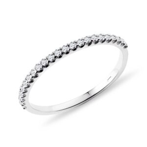 Jemný snubní prsten s diamanty v bílém zlatě KLENOTA