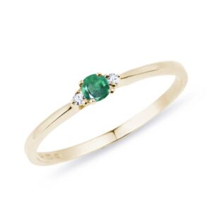 Jemný zlatý prsten se smaragdem a diamanty KLENOTA
