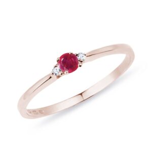 Jemný prsten s rubínem a diamanty v růžovém zlatě KLENOTA