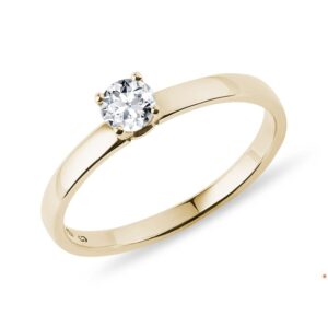 Zásnubní prsten ze žlutého zlata zdobený briliantem KLENOTA