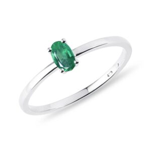 Minimalistický prsten se smaragdem v bílém zlatě