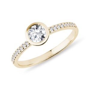 Diamantový zásnubní prsten bezel ve zlatě KLENOTA