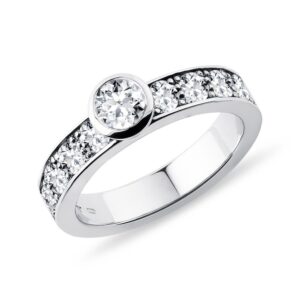 Luxusní diamantový prsten bezel v bílém zlatě KLENOTA