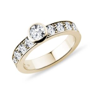 Luxusní diamantový prsten bezel ve žlutém zlatě KLENOTA