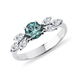 Úchvatný prsten s modrým diamantem v bílém 14k zlatě KLENOTA