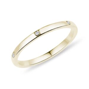 Zlatý snubní prsten s diamanty. KLENOTA