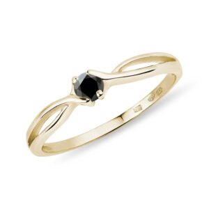 Prsten s černým diamantem ve žlutém zlatě KLENOTA
