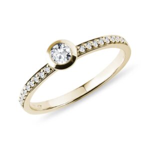 Bezel zásnubní prsten s diamanty ve žlutém zlatě KLENOTA