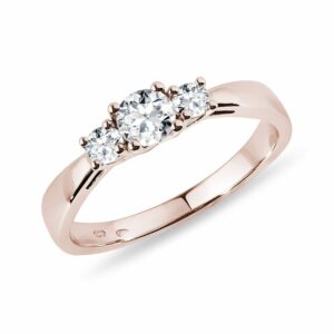 Masivní zásnubní prsten z růžového zlata s diamanty