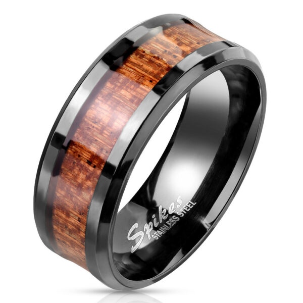 Ocelový prsten v černé barvě - proužek s dřevěným motivem