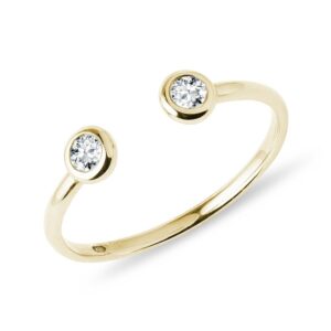 Otevřený zlatý prsten s bezel diamanty