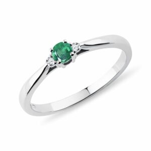 Zásnubní prsten se smaragdem a diamanty v bílém zlatě