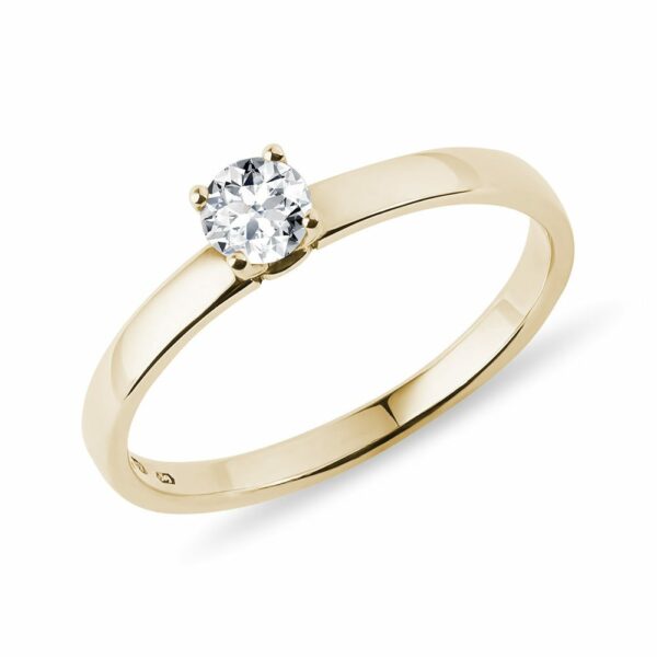 Zásnubní prsten ze žlutého zlata zdobený briliantem