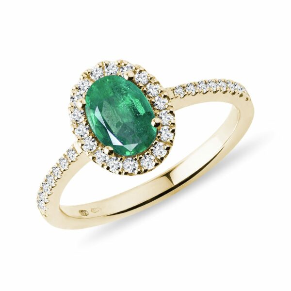 Prsten s oválným smaragdem a brilianty ve zlatě