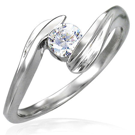 Snubní prsten se zirkonem uchyceným mezi konci prstenu - Velikost: 60