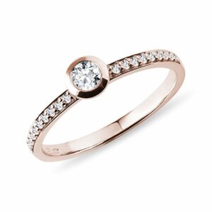 Bezel zásnubní prsten s diamanty v růžovém zlatě