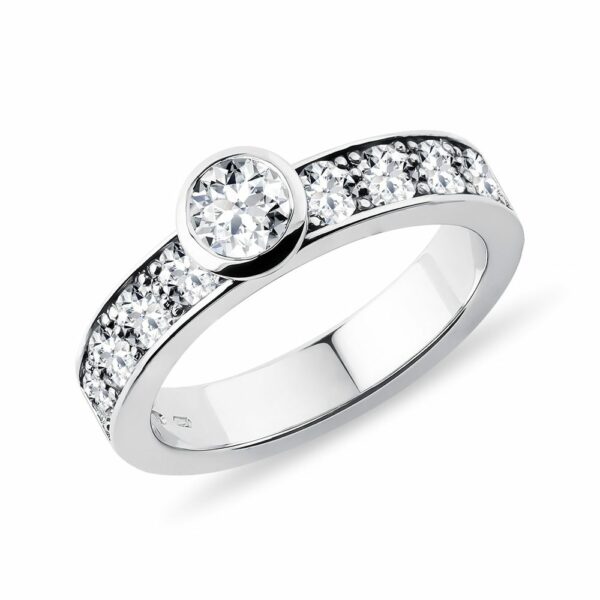 Luxusní diamantový prsten bezel v bílém zlatě