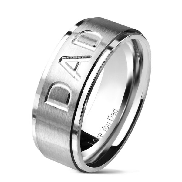 Ocelový prsten ve stříbrném odstínu s nápisem DAD