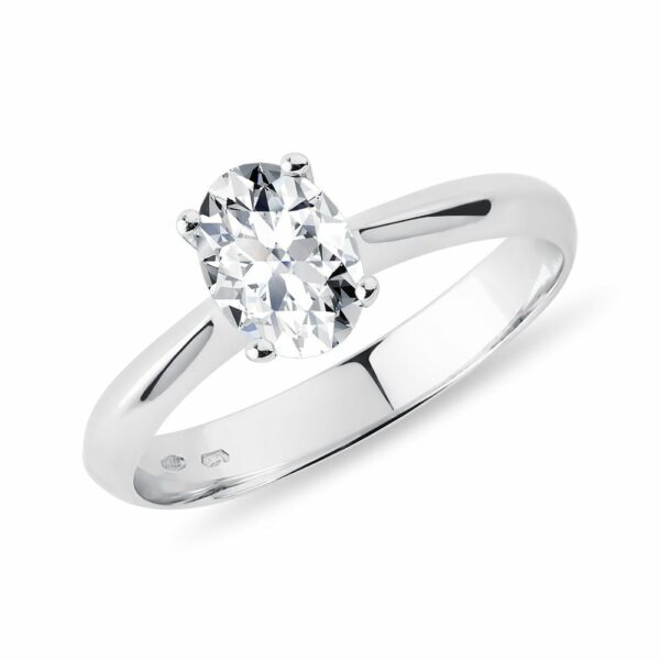 Zásnubní prsten s oválným diamantem v bílém zlatě