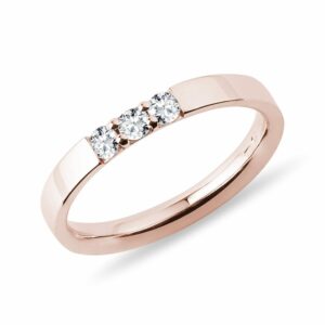 Snubní prsten se třemi diamanty v růžovém zlatě