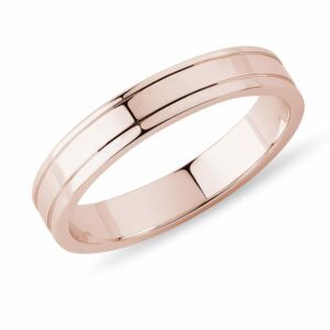 Pánský snubní prsten s rytinami v růžovém zlatě